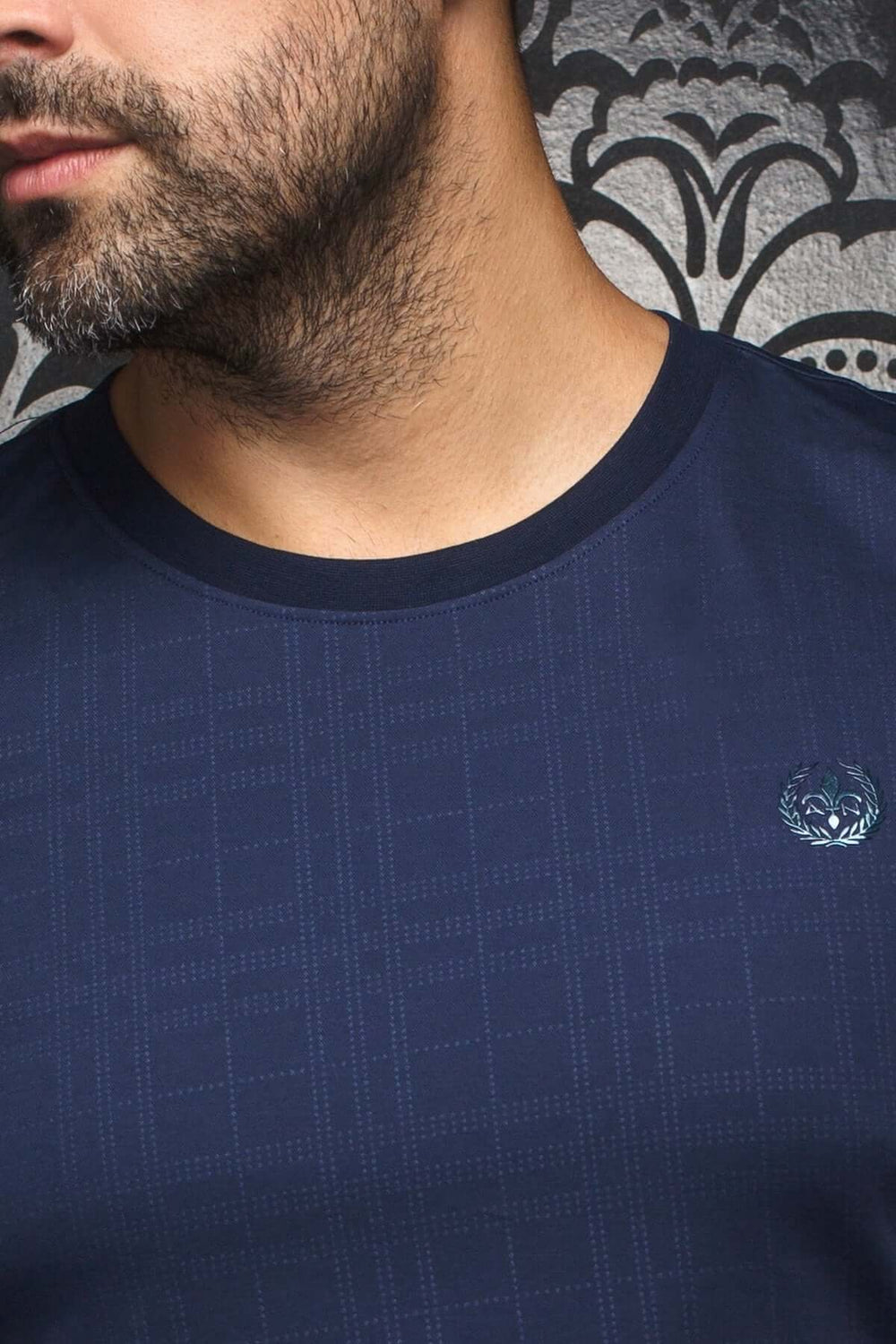 T-shirt Varenna bleu marine avec motif ton sur ton et logo brodé, col rond et manches courtes pour un look urbain.
