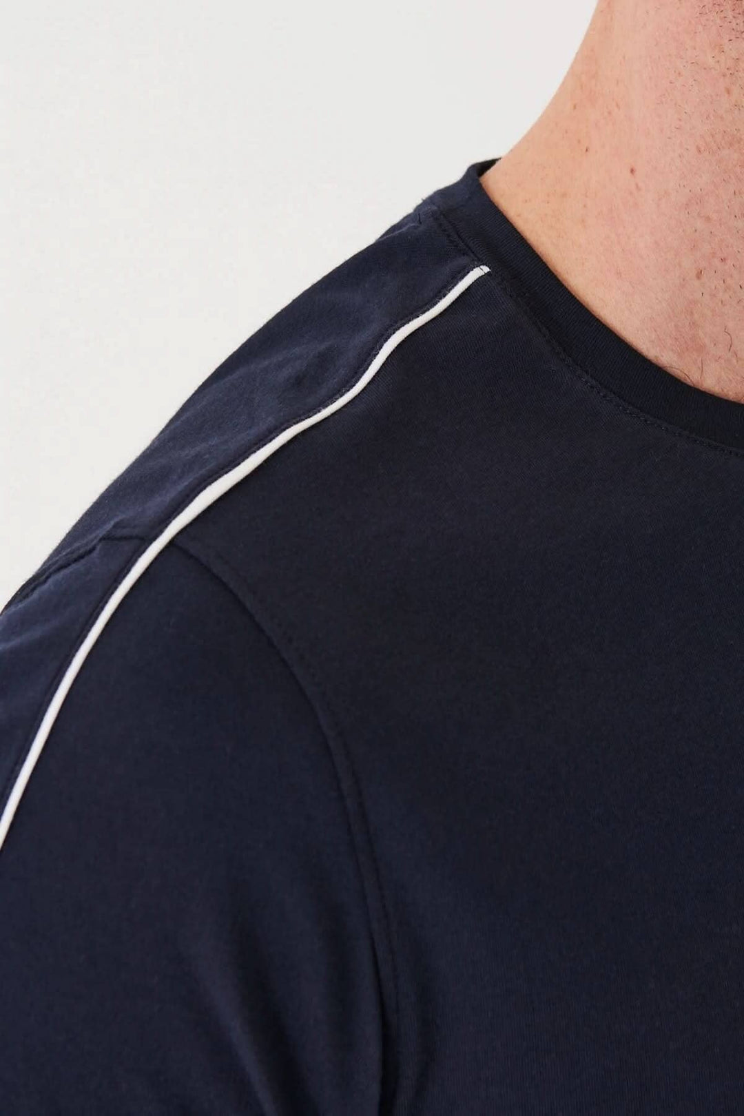 Détails du t-shirt à col rond, avec ligne blanche sur l&