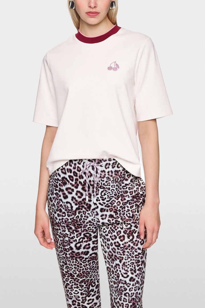 T-shirt classique blanc à col contrasté avec logo Marc Cain Sport, manches courtes, porté par un mannequin, style décontracté.