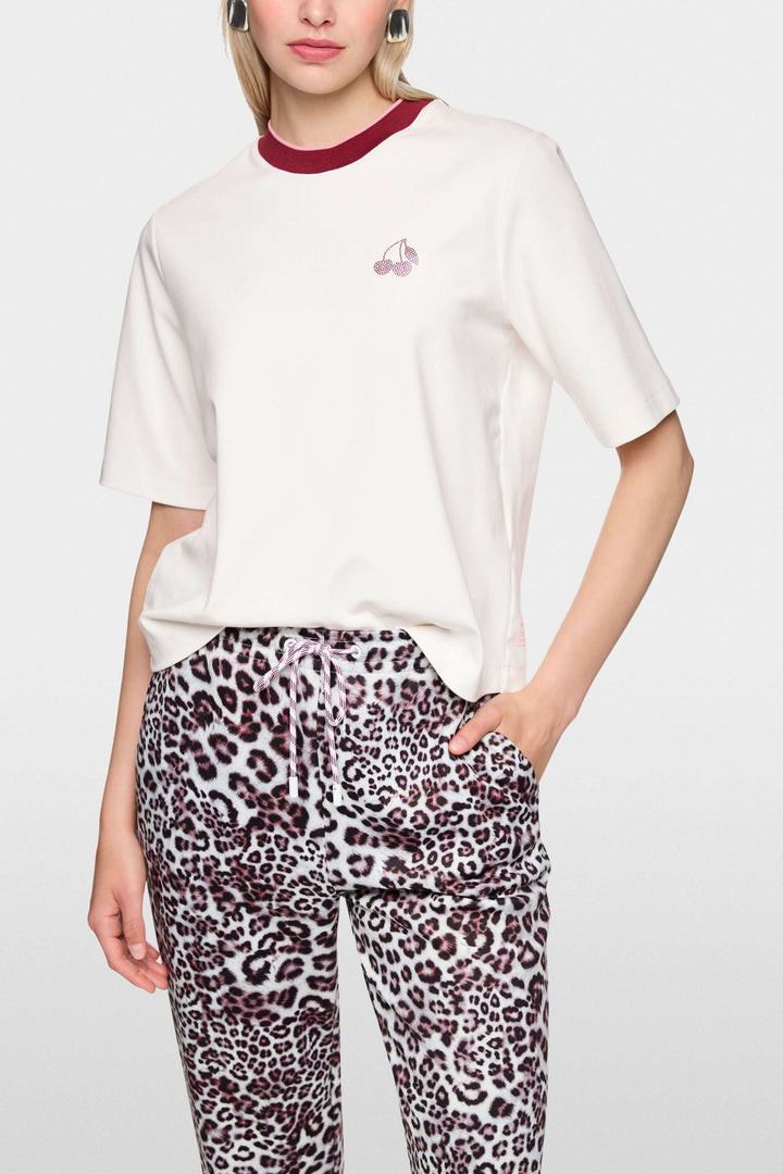 T-shirt classique avec manches longues légères, coton doux et logo Marc Cain Sport. Coupe droite et col contrasté.
