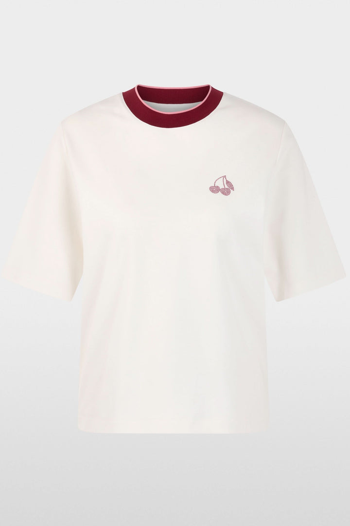 T-shirt classique avec col contrasté et logo Marc Cain Sport. Manches courtes, coupe droite, doux mélange de coton.
