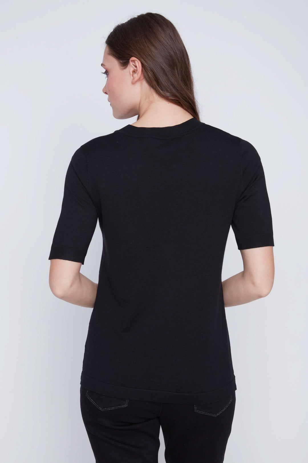 T-shirt classique noir à manches courtes, vu de dos, coupe droite, tissu doux et confortable.