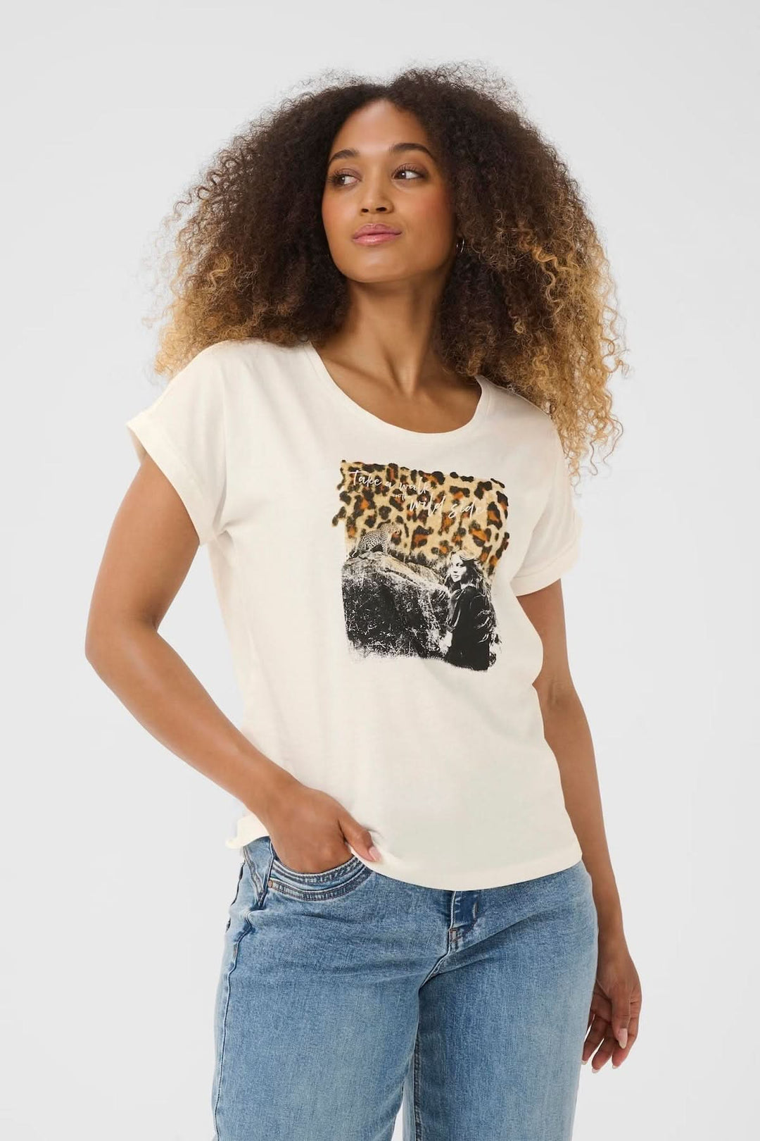 T-shirt à col rond avec impression animalie, coupe décontractée, porté avec un jean pour un look stylé.