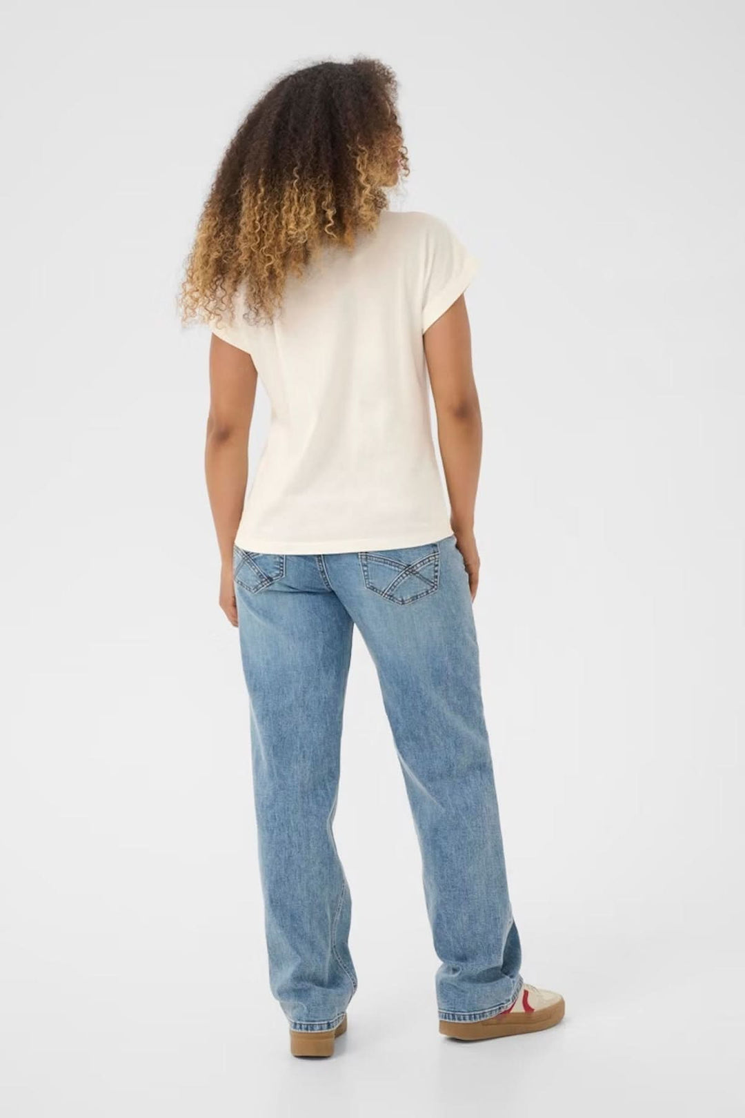 T-shirt à col rond décontracté en beige porté avec jean, vue arrière sur mannequin.