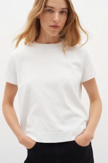 T-shirt col rond Luke en coton blanc, style décontracté avec coupe ample et emmanchures régulières.