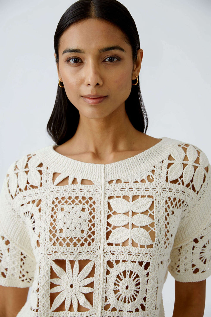 T-shirt crocheté à motifs géométriques avec encolure ronde et manches courtes, style bohème chic.