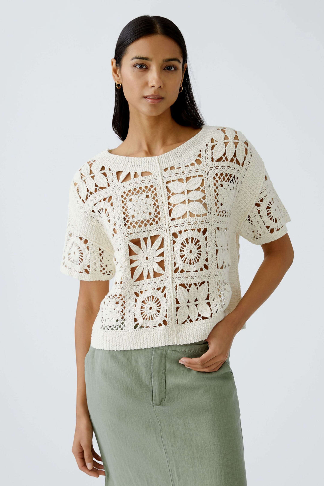 T-shirt crocheté à motifs géométriques, coupe courte, parfait pour un look bohème chic.