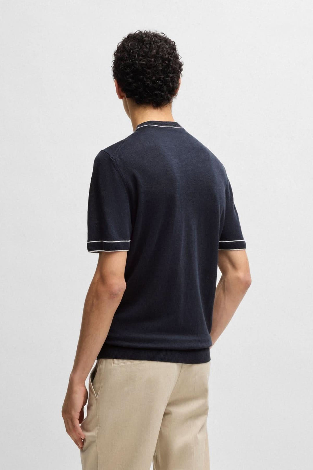 Homme portant un t-shirt en lin bleu marine, vue de dos, avec détails contrastés et manches courtes.