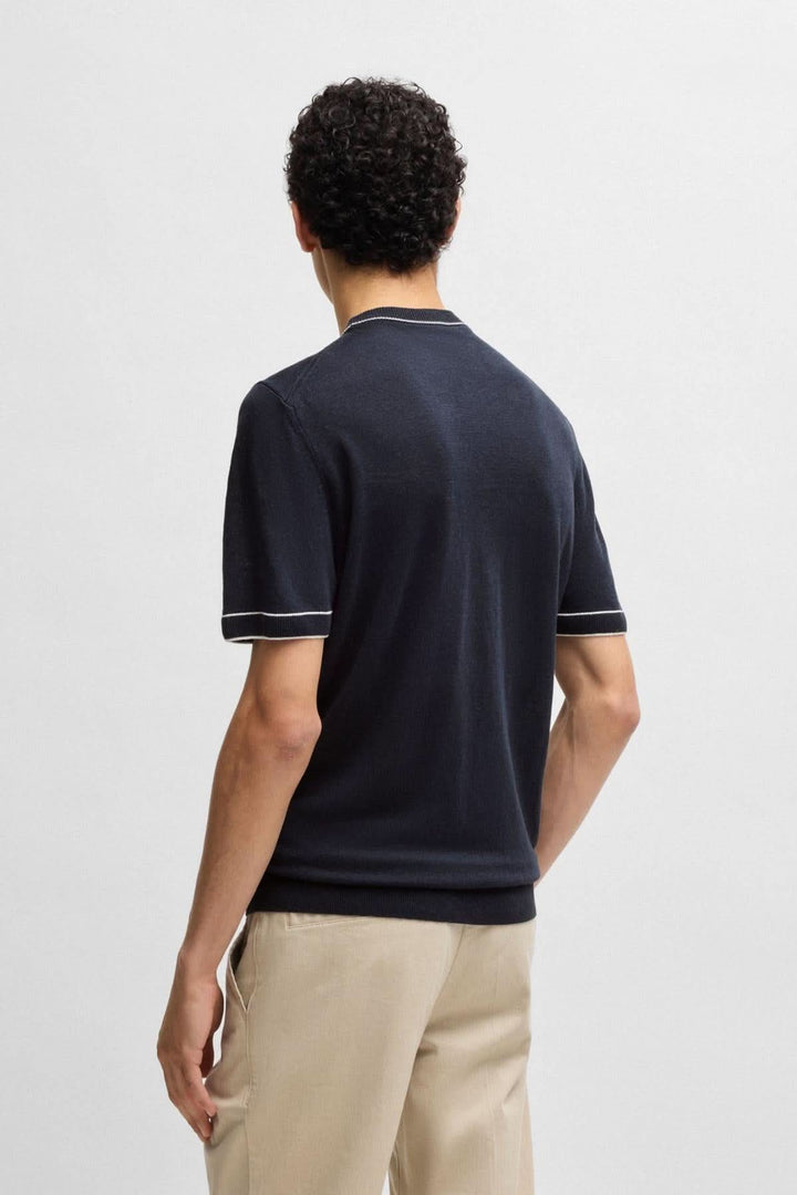 Homme portant un t-shirt en lin bleu marine, vue de dos, avec détails contrastés et manches courtes.