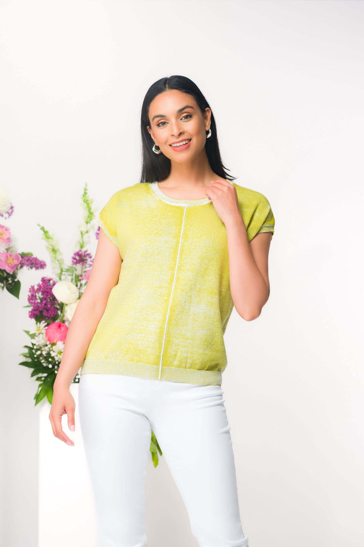 Femme portant un t-shirt fluide jaune avec coutures décoratives et encolure ronde.