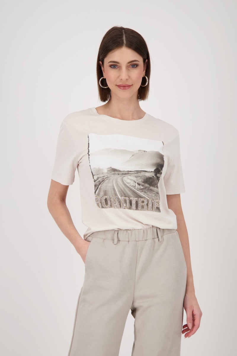 T-shirt imprimé road trip avec coupe régulière et manches courtes, porté par une femme.