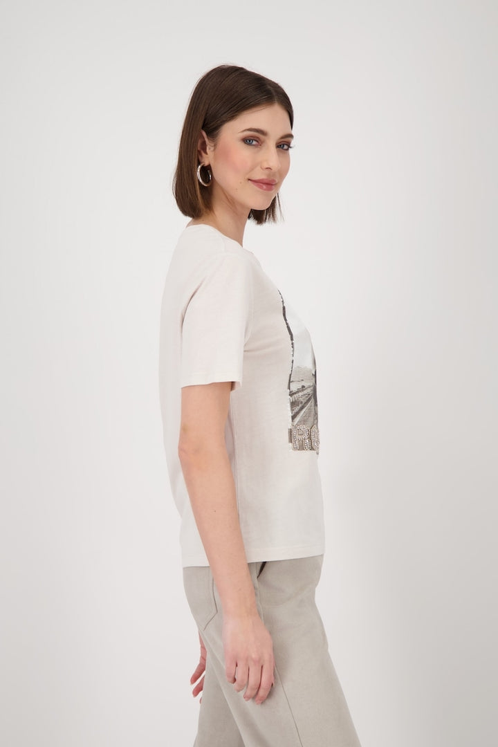 T-shirt imprimé « road trip » avec coupe régulière et manches courtes, porté par un modèle.