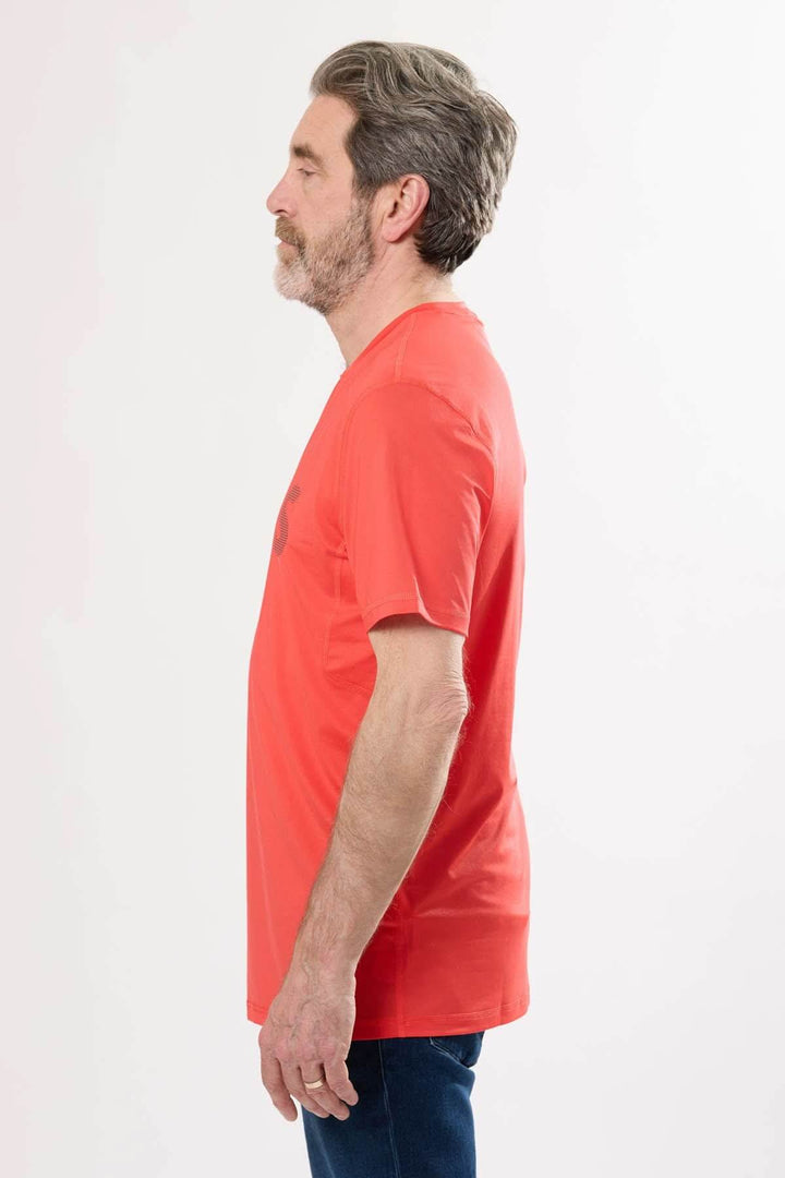 Homme portant un t-shirt à logo BOSS rouge, vue de profil, mettant en valeur confort et style sportif.