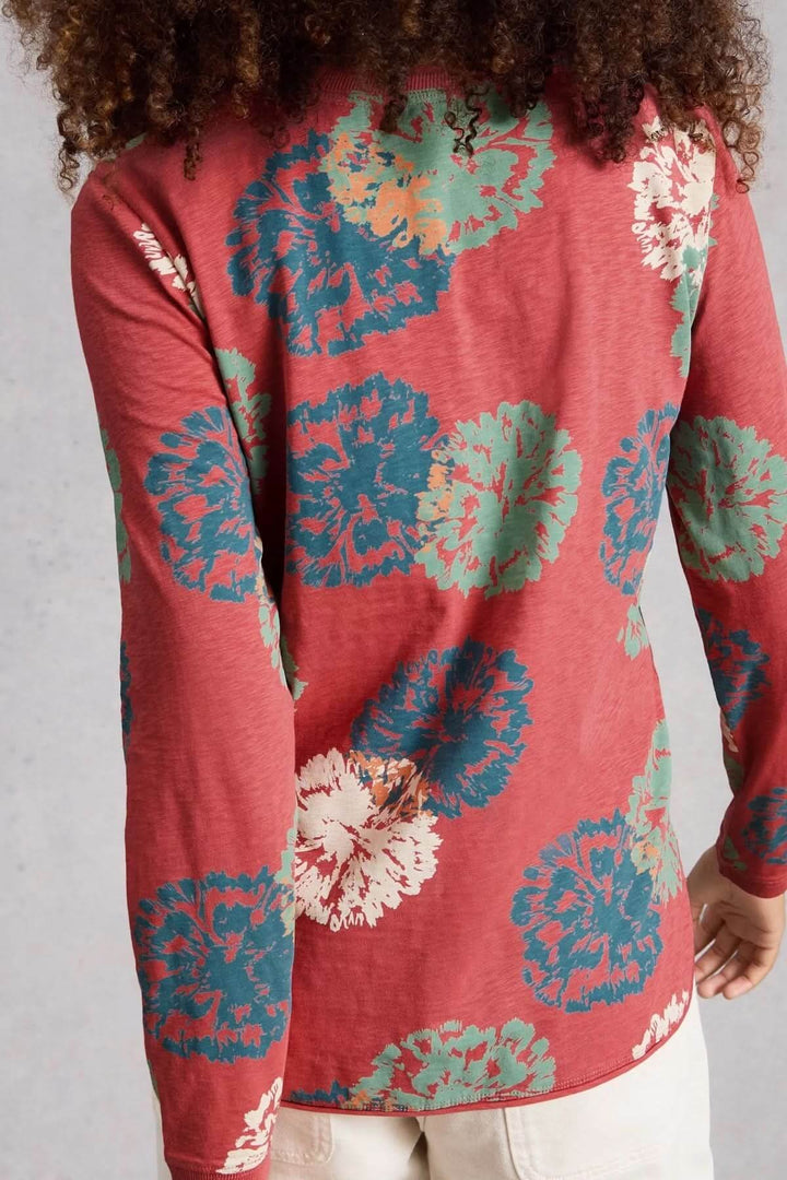 Person wearing a floral T-shirt à manches longues Clara, showcasing a comfortable and relaxed fit with long sleeves.