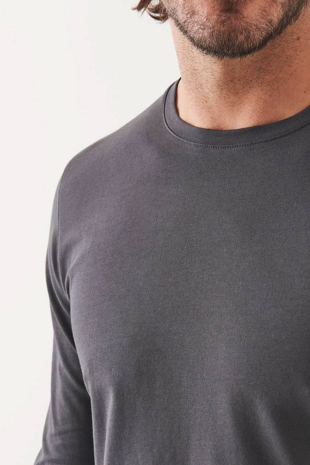 T-shirt à manches longues en coton Pima péruvien, col rond, couleur gris, offrant confort et style.