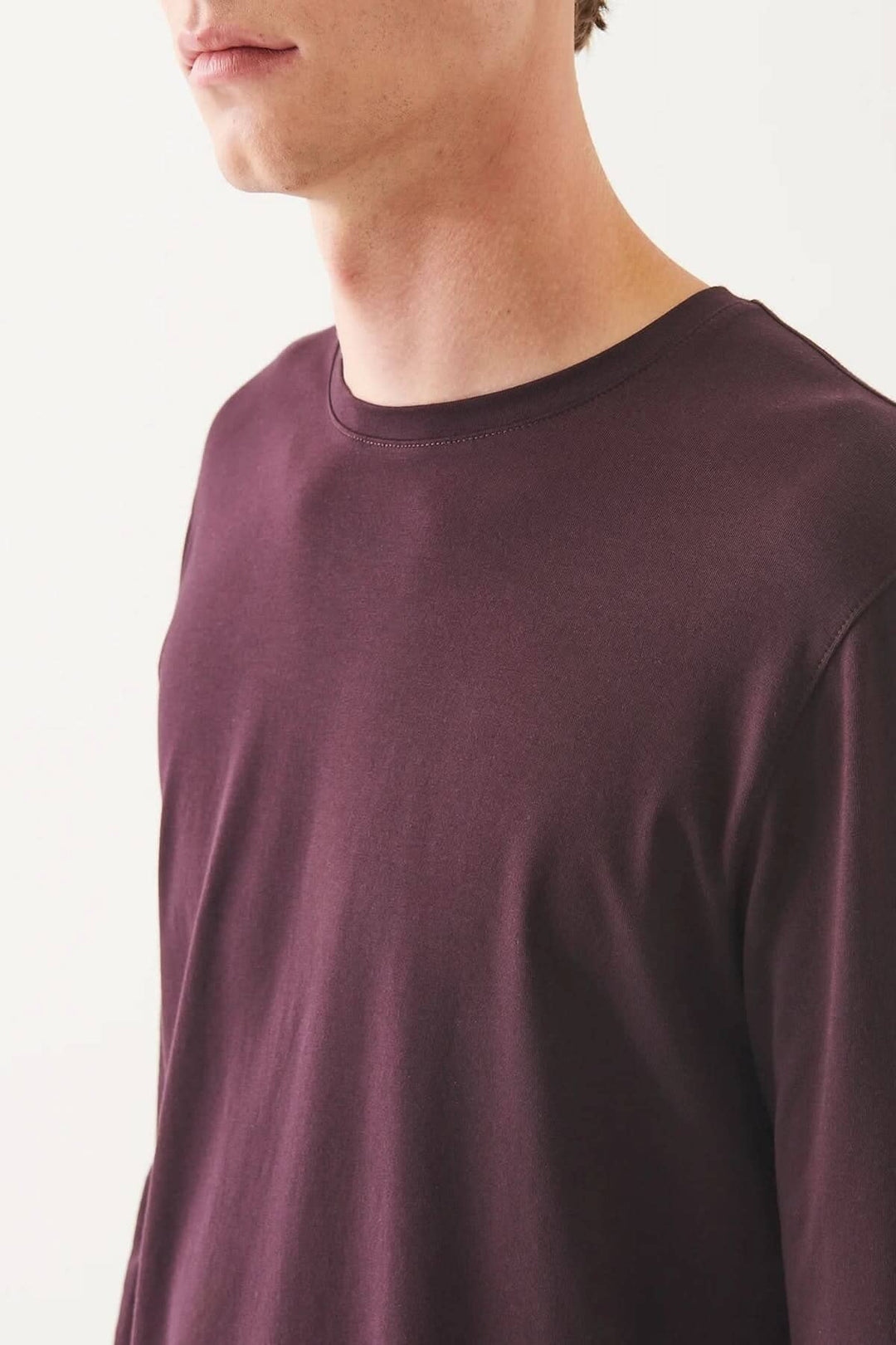 T-shirt manches longues en coton Pima péruvien, confort et style, couleur prune, col rond.