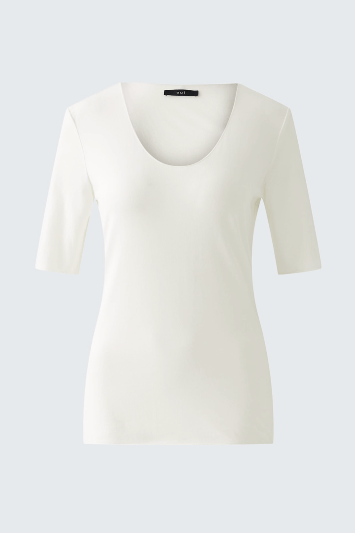 T-shirt blanc à manches mi-longues avec encolure dégagée et coupe ajustée pour un look élégant.