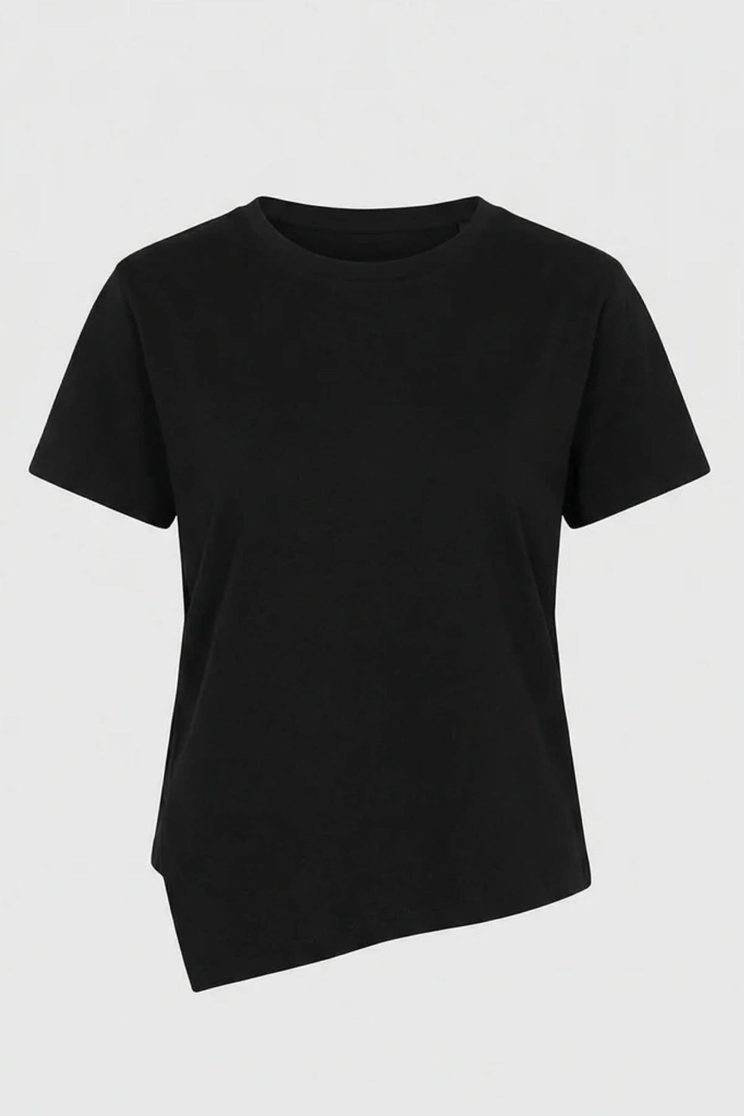 T-shirt à ourlet asymétrique noir offrant une ligne épurée et confortable, silhouette moderne avec ourlet décalé.