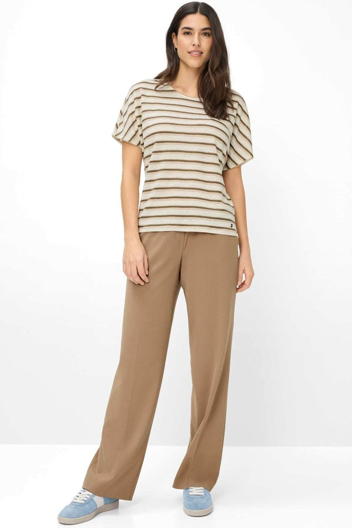 Femme portant le T-shirt rayé CAELENS à manches courtes avec un motif de rayures irrégulières, style décontracté et confortable.