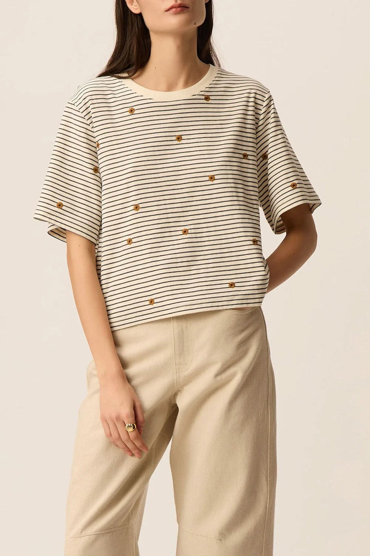 T-shirt rayé à motif fleuri brodé JOSEF avec coupe ample et manches mi-longues, parfait pour un look décontracté et élégant.
