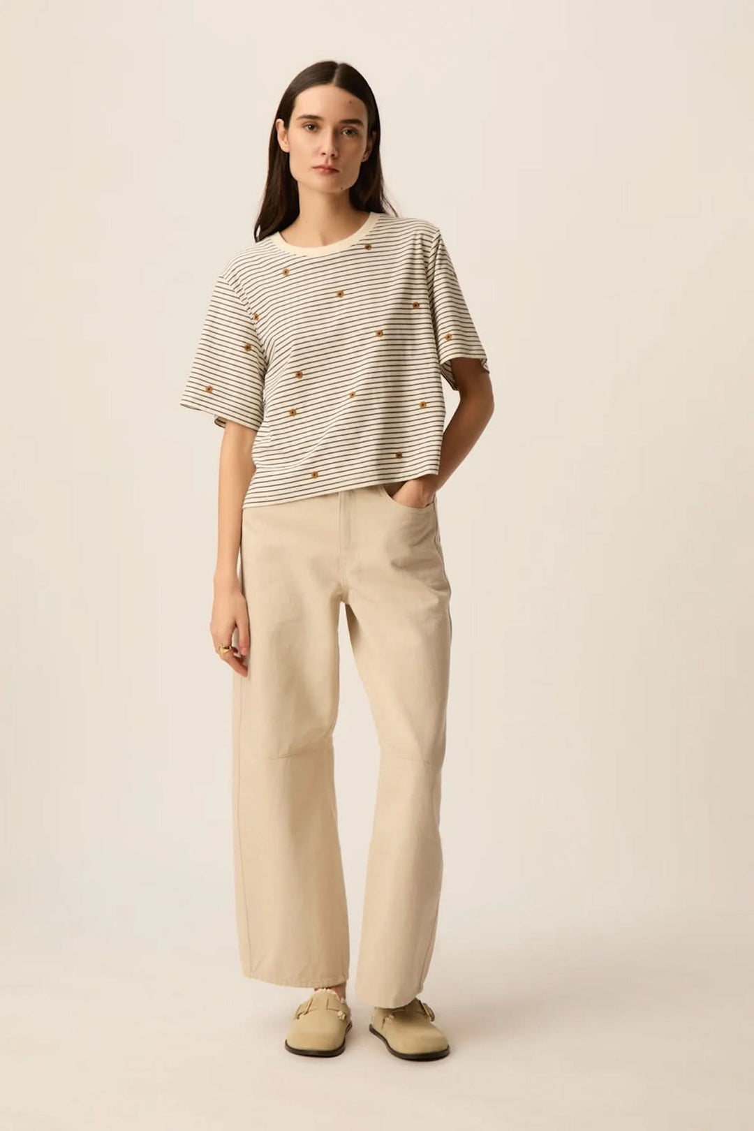 T-shirt rayé à motif fleuri brodé JOSEF avec manches courtes et col rond, porté par un mannequin, ajoutant charme floral.