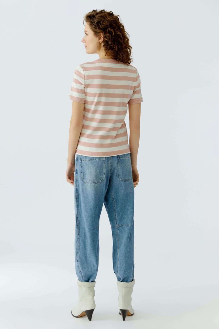 T-shirt à rayures moderne avec coupe droite et détails décoratifs, parfait pour un style au quotidien.