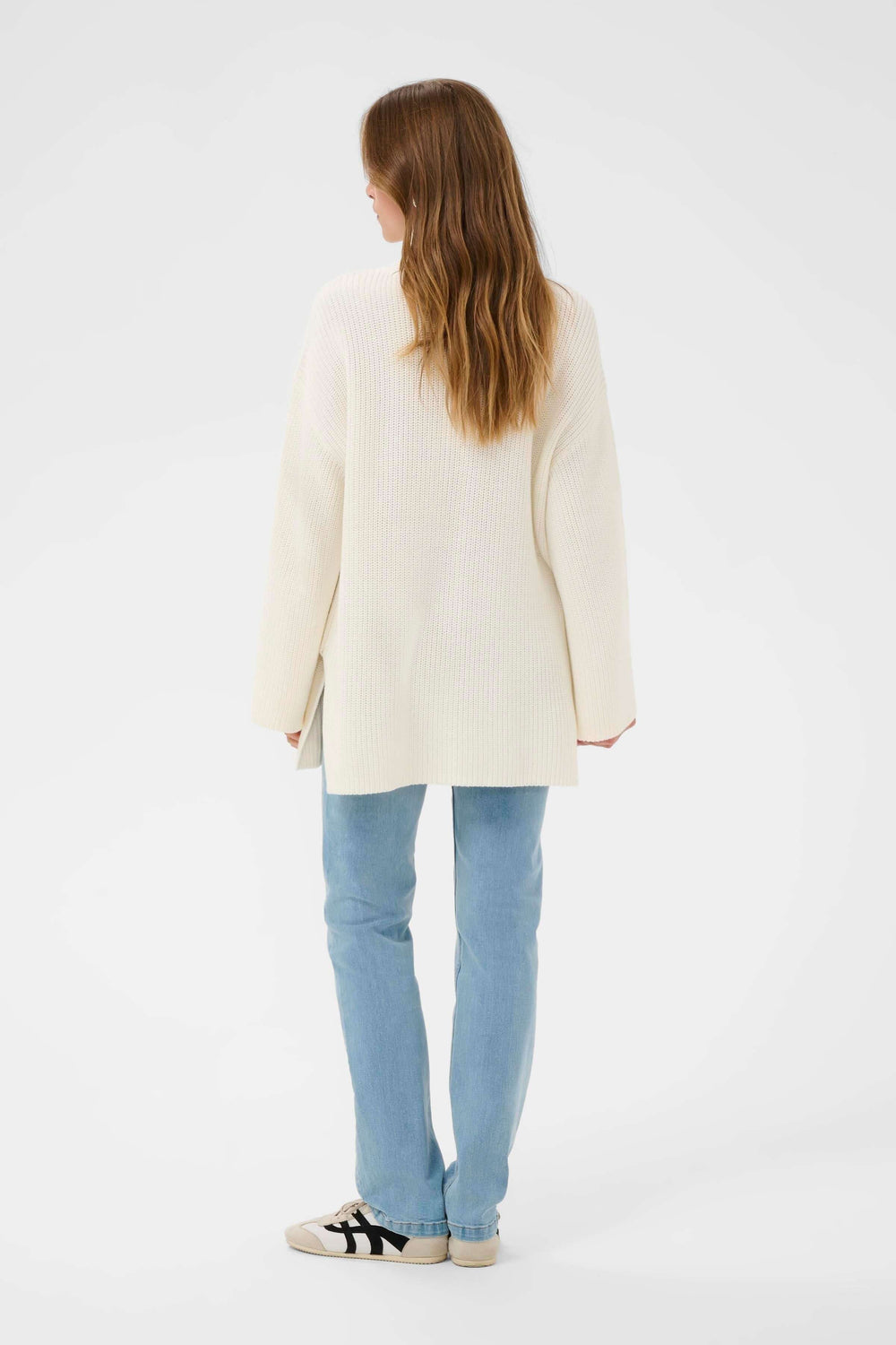 Vue arrière du Tricot Pietra, ample et confortable, avec col montant zippé, offrant chaleur et style décontracté.
