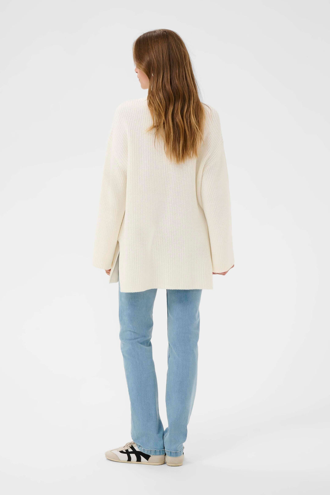 Vue arrière du Tricot Pietra, ample et confortable, avec col montant zippé, offrant chaleur et style décontracté.