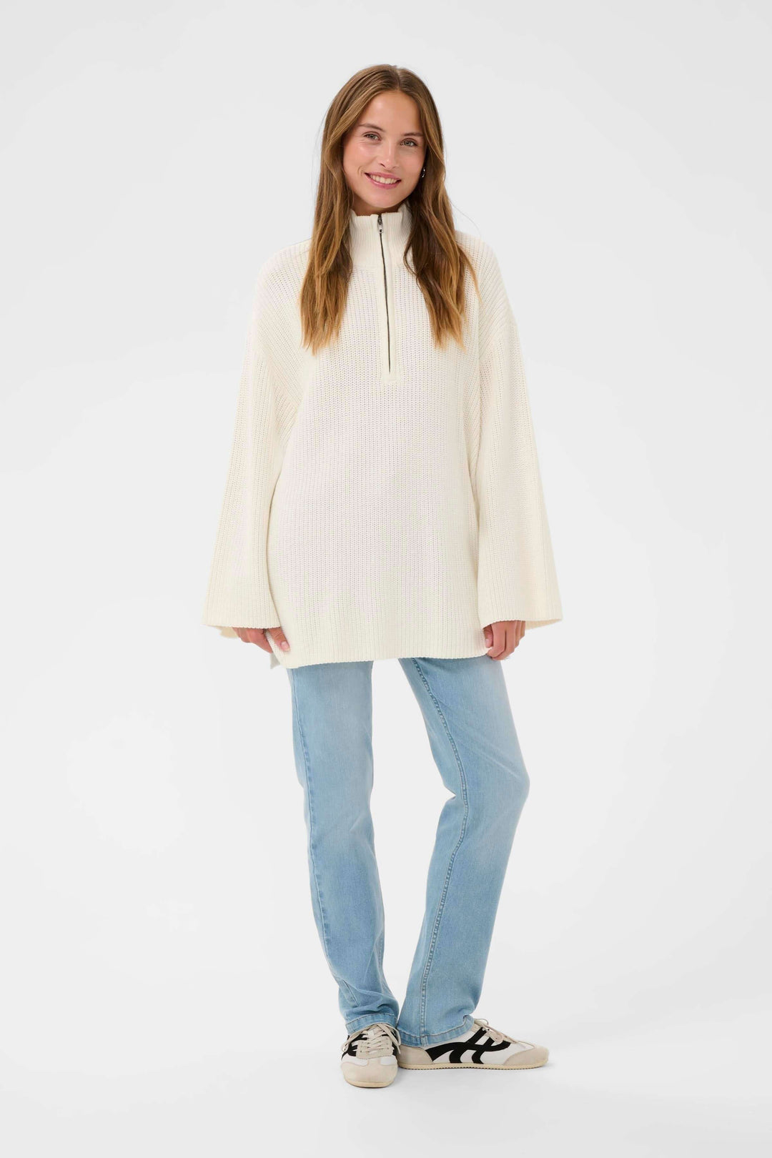 Tricot Pietra ample avec col montant zippé, style décontracté et texture en maille, porté par modèle, idéal pour superpositions.