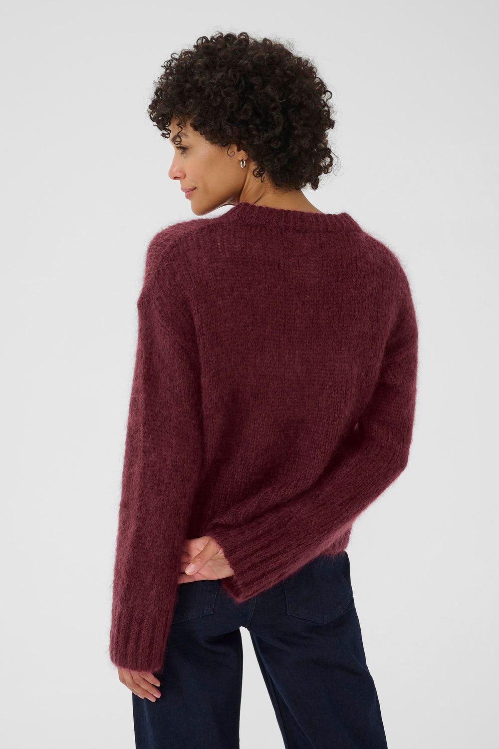 Tricot Sile à col rond, coupe ample, maille duveteuse, couleur bordeaux, manches longues et poignets côtelés.
