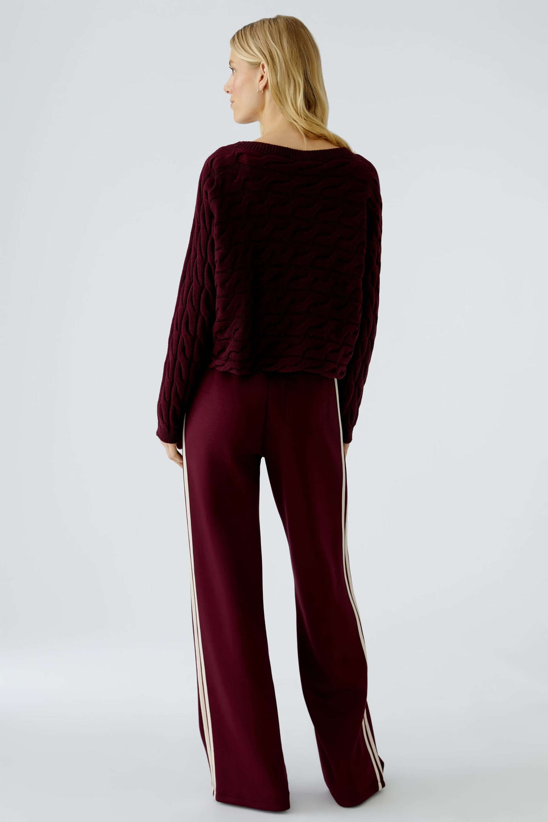 Tricot Sirah avec motif torsadé, coupe carrée, col bateau, confection en coton doux et volumineux pour un style moderne.