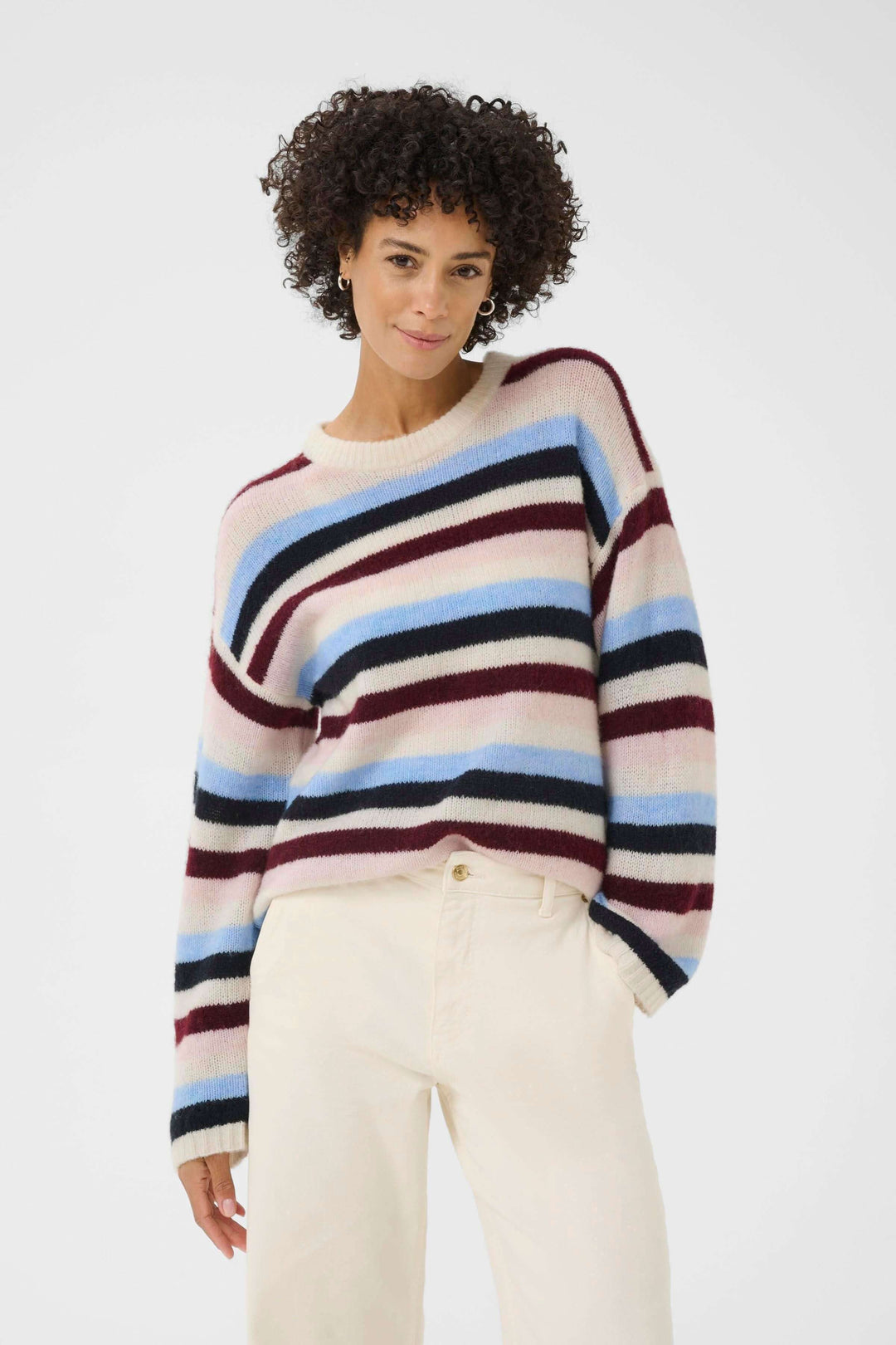 Modèle portant un tricot rayé coloré avec manches longues et coupe droite, idéal pour le style décontracté chic, Tricot Spence.