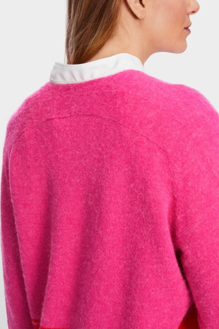 Vue arrière d'un tricot bicolore en laine légère, col blanc, style large et droit, coloris rose vif.