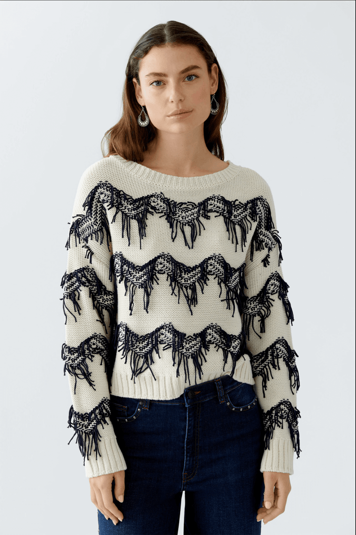 Tricot motif zigzag avec franges tricotées à la main, encolure sous-marine, coupe carrée moderne et décontractée pour femme.