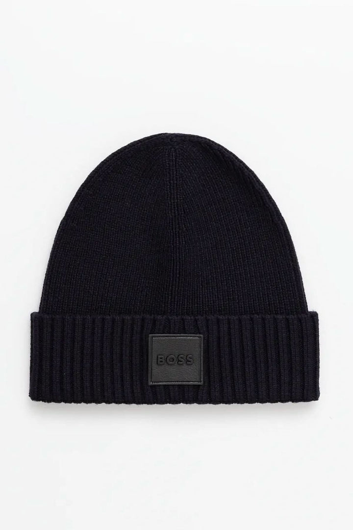 Bonnet en laine BOSS, maille côtelée, avec écusson en cuir synthétique, couleur noire, design classique.