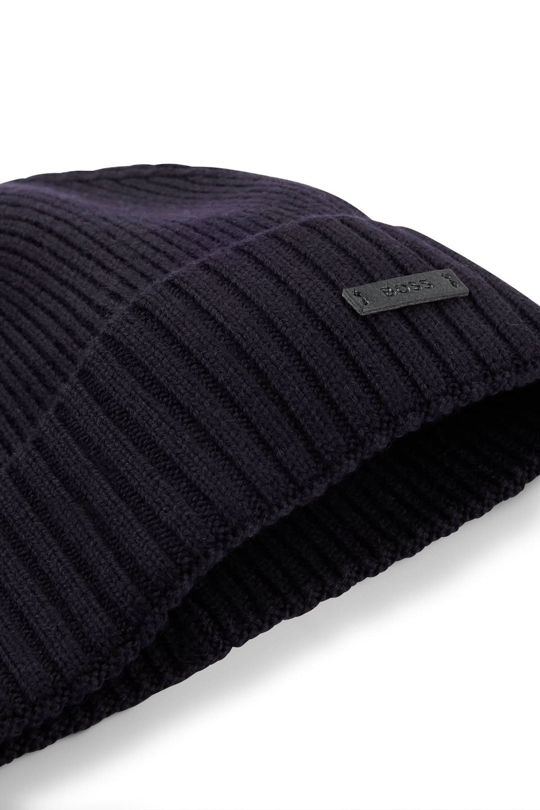 Tuque de laine noire à structure côtelée avec étiquette logo BOSS en tissu synthétique.