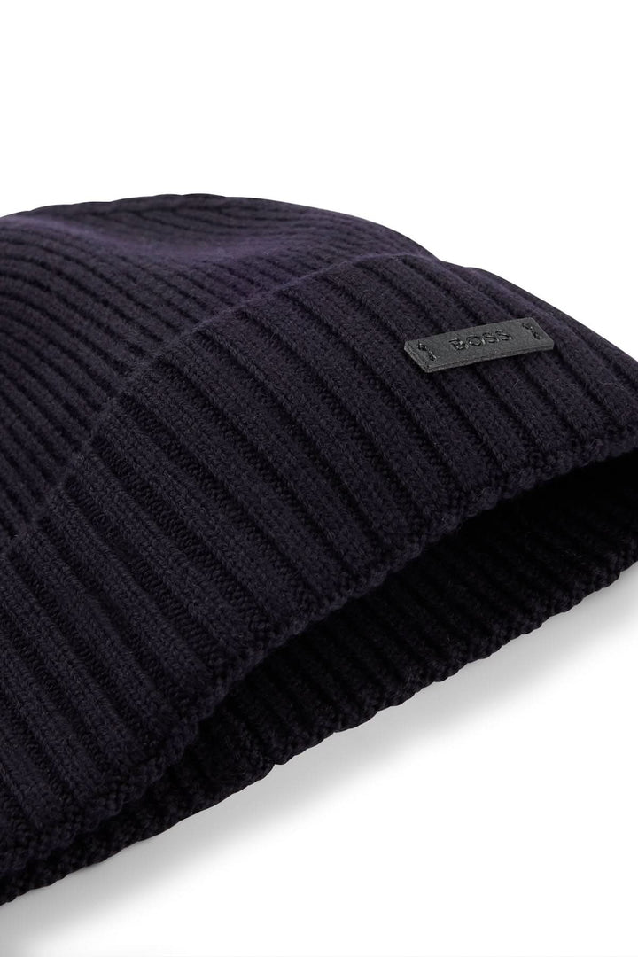 Tuque de laine noire à structure côtelée avec étiquette logo BOSS en tissu synthétique.