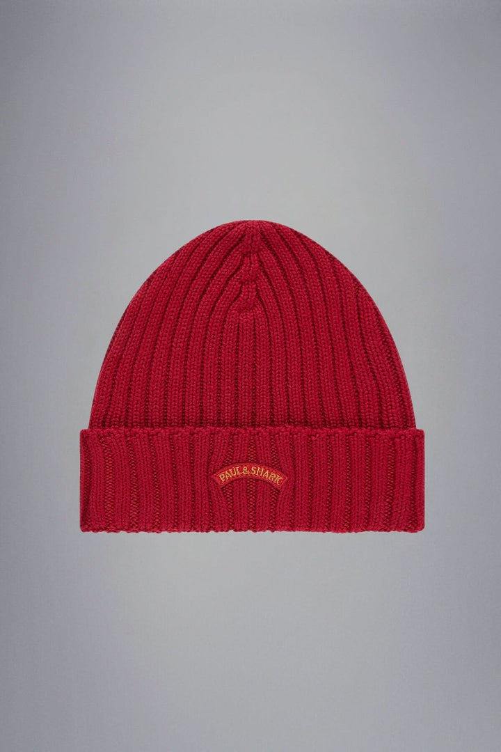 Bonnet en laine côtelée rouge avec revers logo brodé, idéal pour affronter l'hiver avec style.
