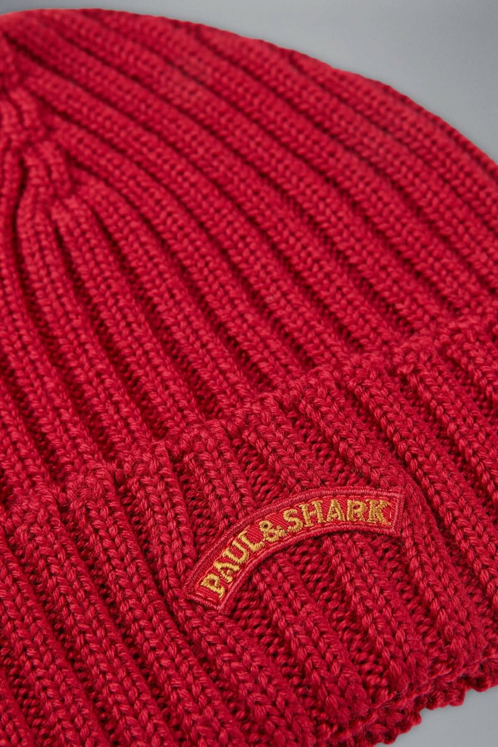 Bonnet en laine rouge avec maille côtelée et logo brodé Paul & Shark, parfait pour l'hiver.