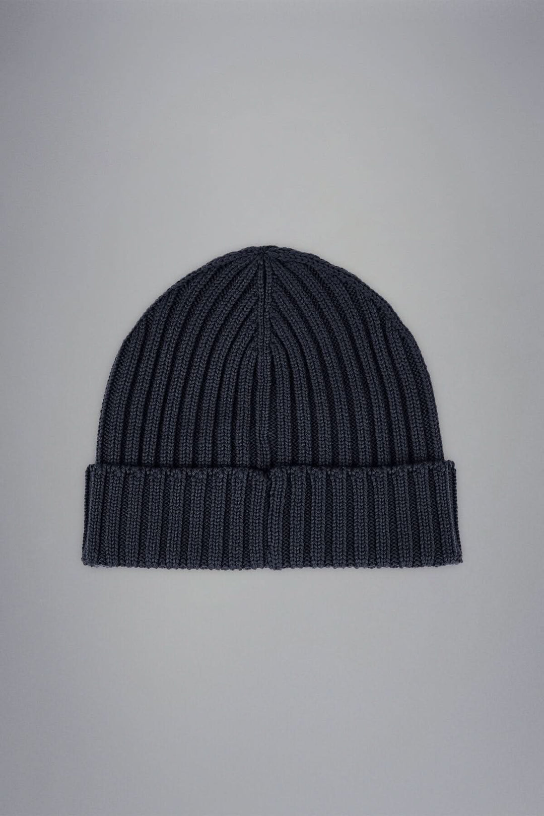 Bonnet en laine gris en maille côtelée, parfait pour l'hiver, avec un revers confortable.