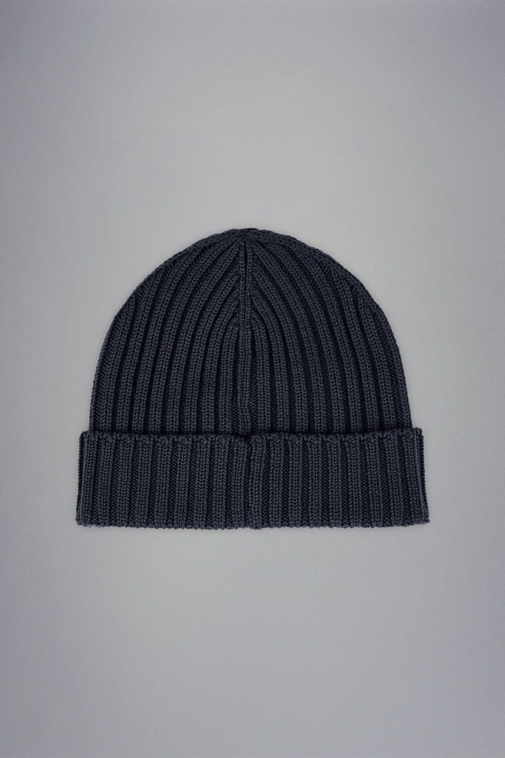Bonnet en laine gris en maille côtelée, parfait pour l'hiver, avec un revers confortable.