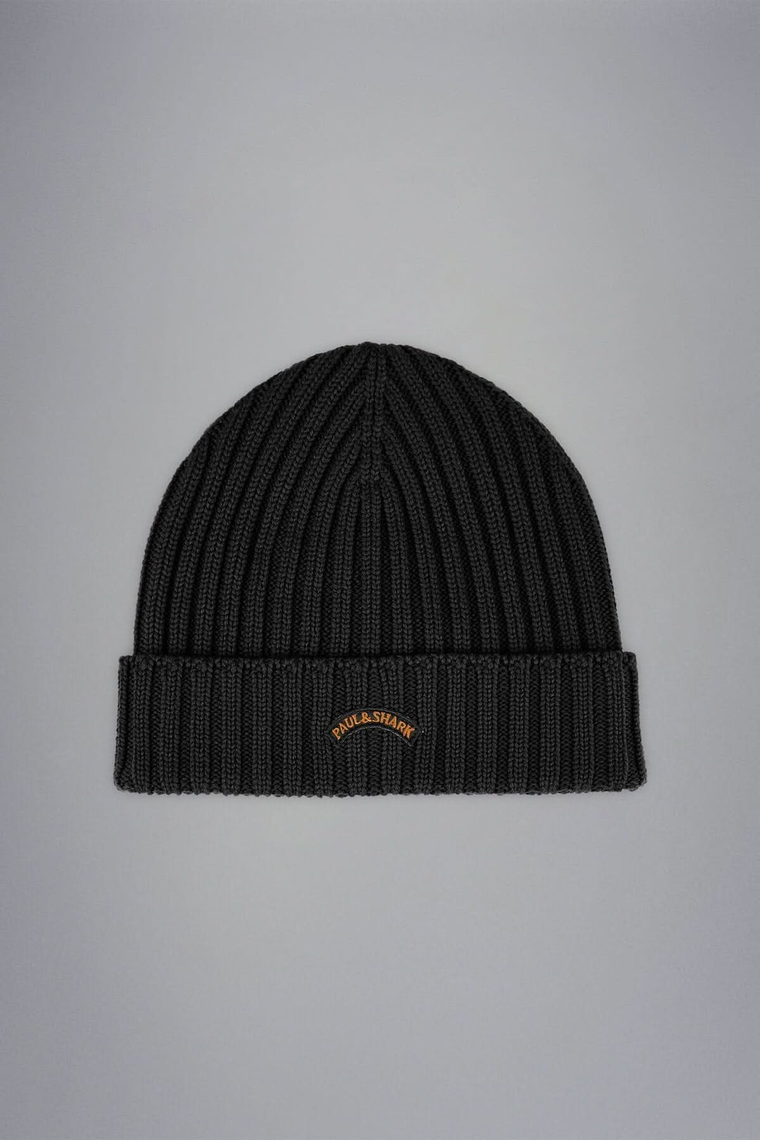 Tuque de laine noir en maille côtelée avec logo brodé, parfaite pour l'hiver.