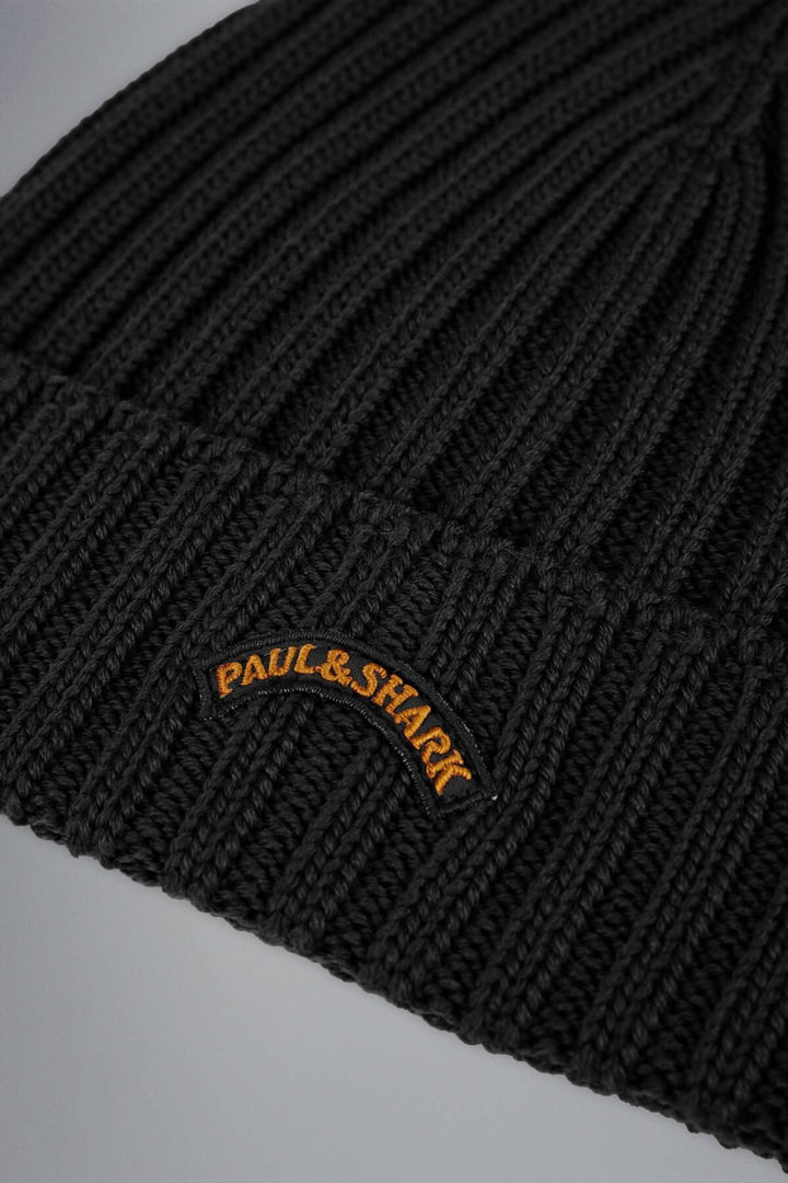 Bonnet en laine côtelée noir avec logo Paul & Shark, idéal pour garder la chaleur en hiver.