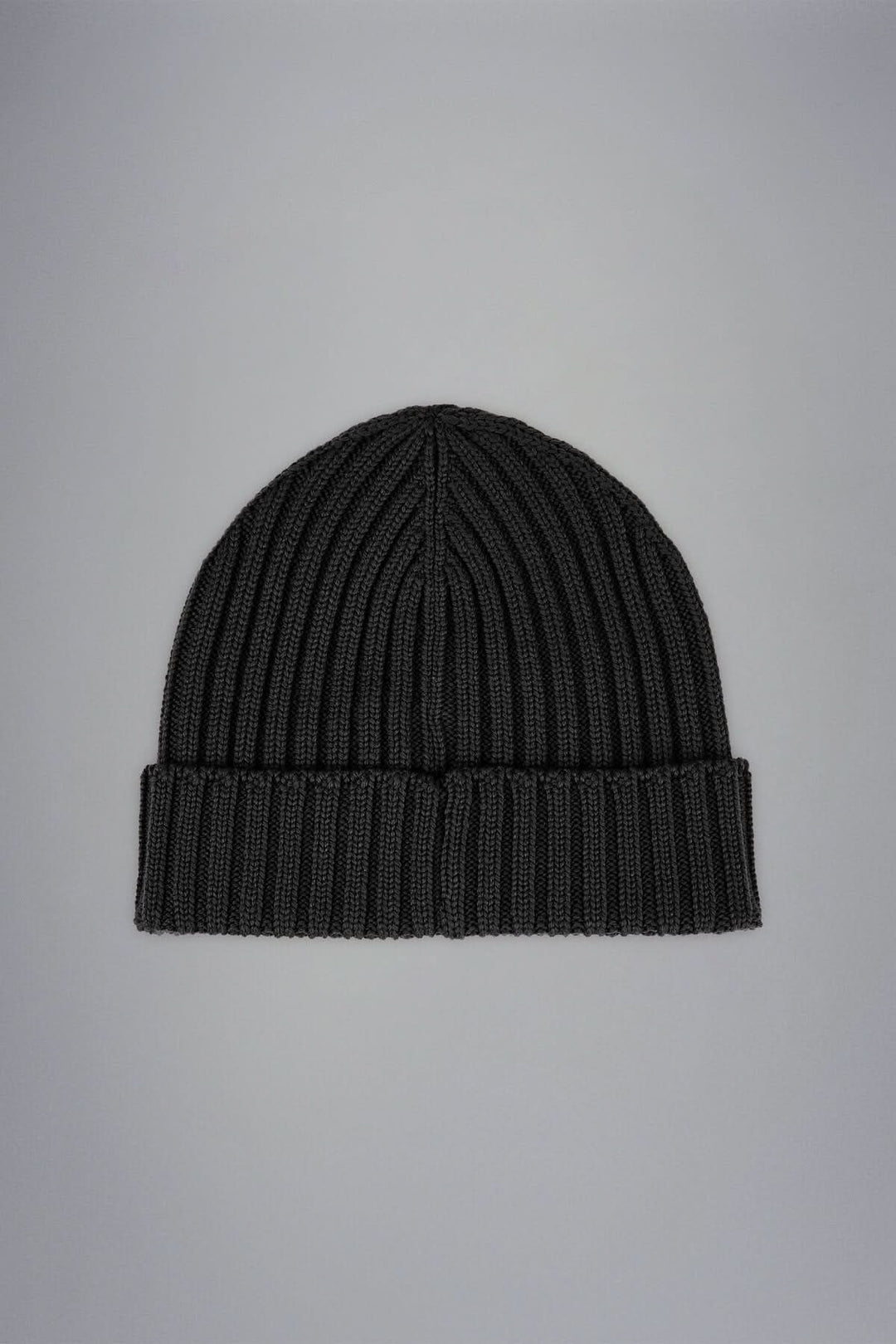 Bonnet en laine côtelée noir, réversible, idéal pour un style hivernal confortable.