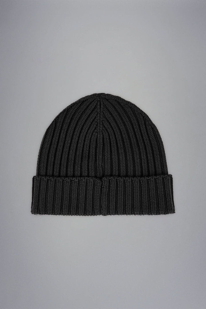 Bonnet en laine côtelée noir, réversible, idéal pour un style hivernal confortable.