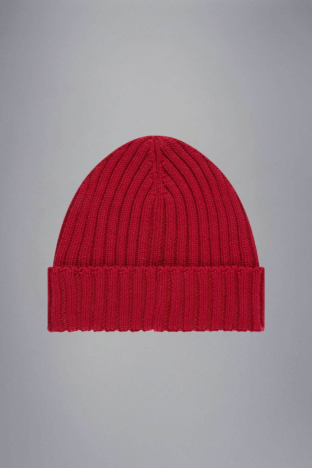 Tuque de laine rouge en maille côtelée, confortable et rétro, idéale pour l'hiver.