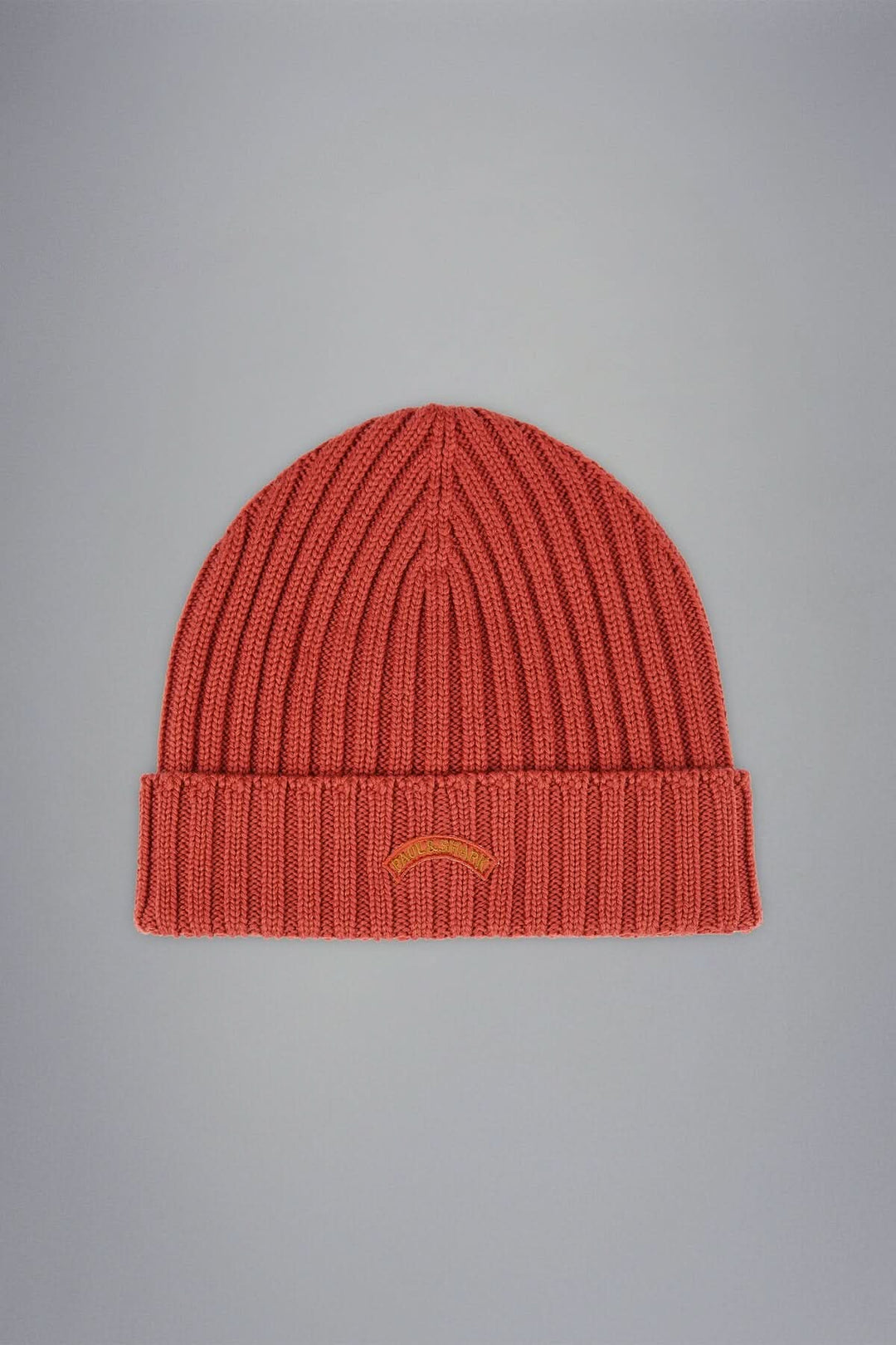 Bonnet en maille côtelée rouge, avec revers et logo brodé, parfait pour un style hivernal élégant.