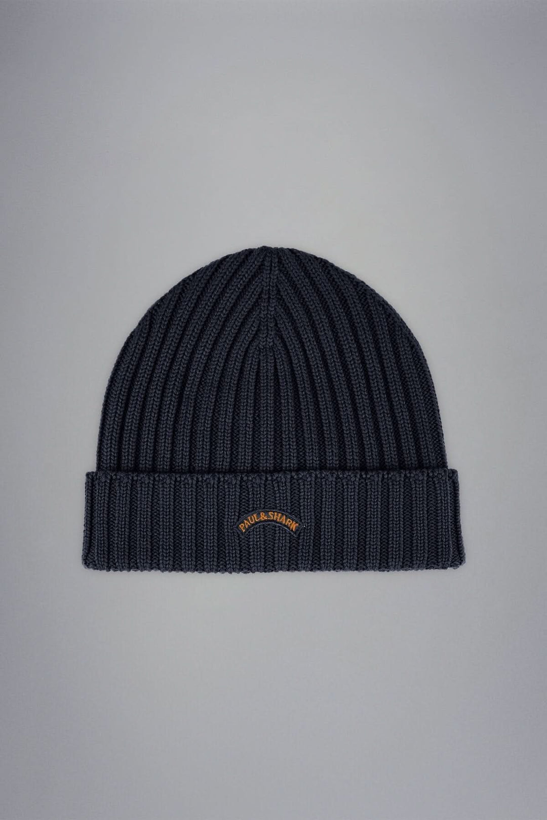 Bonnet en laine côtelée, gris foncé, avec revers et logo brodé, idéal pour l'hiver.