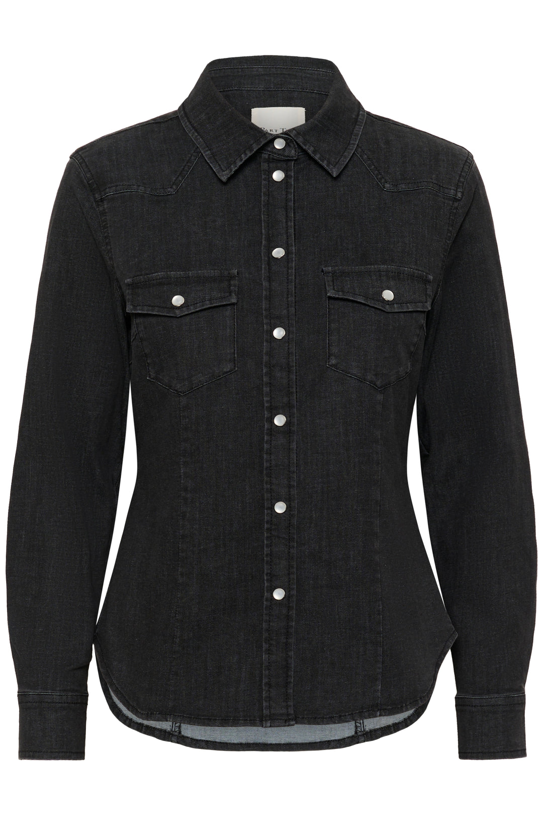 Veste en denim noir avec coupe ajustée, poches à rabat et fermeture à boutons-pression, style western moderne.