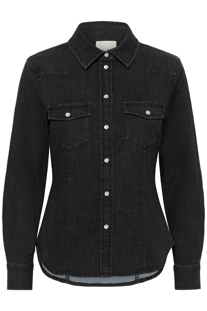 Veste en denim noir avec coupe ajustée, poches à rabat et fermeture à boutons-pression, style western moderne.